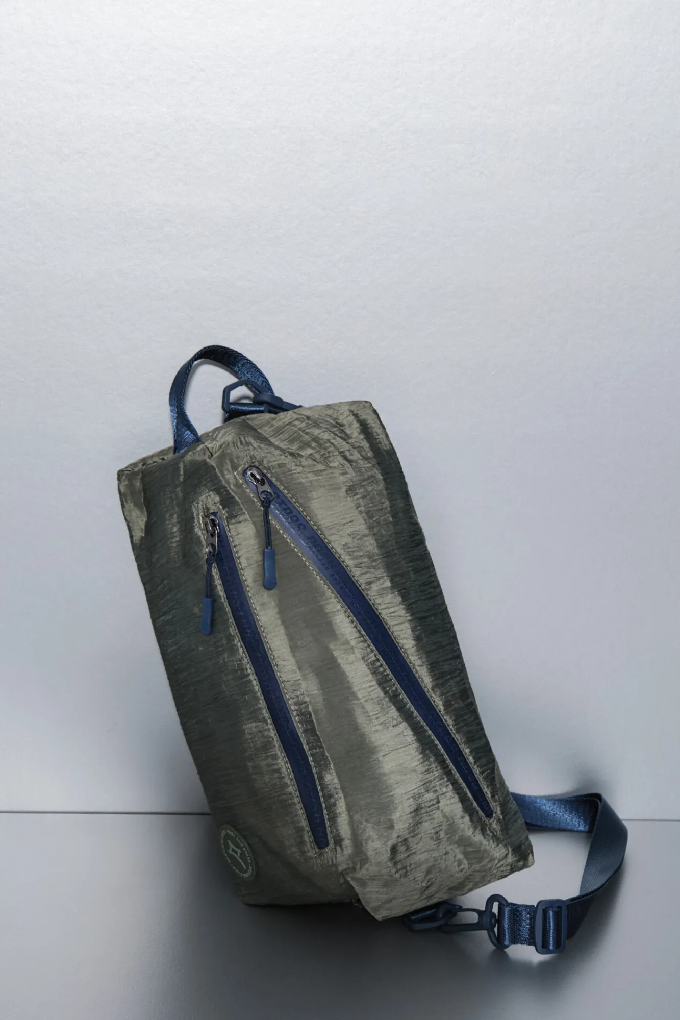 Dash and Stars Bolso bandolera nylon kaki satinado