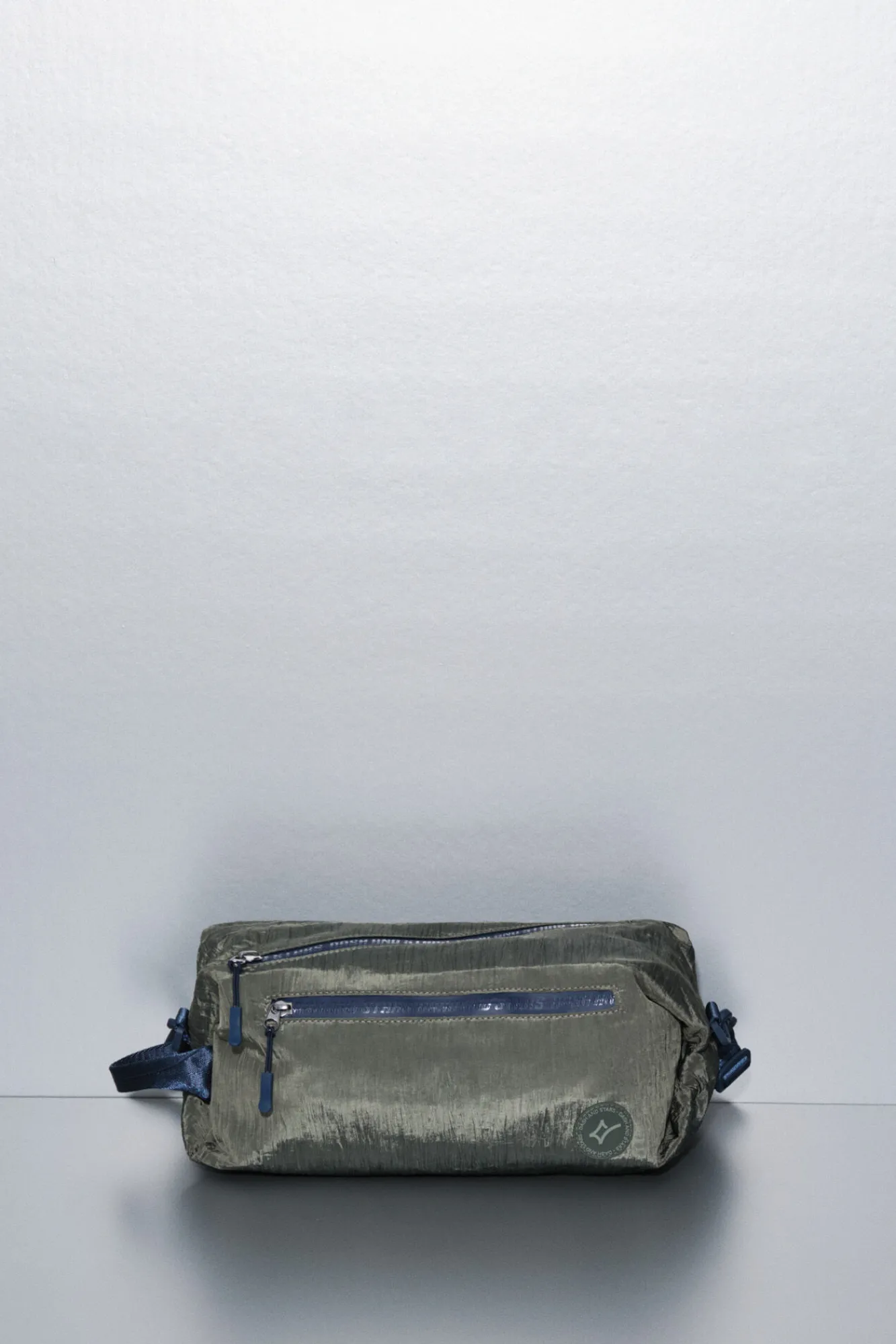 Dash and Stars Bolso bandolera nylon kaki satinado