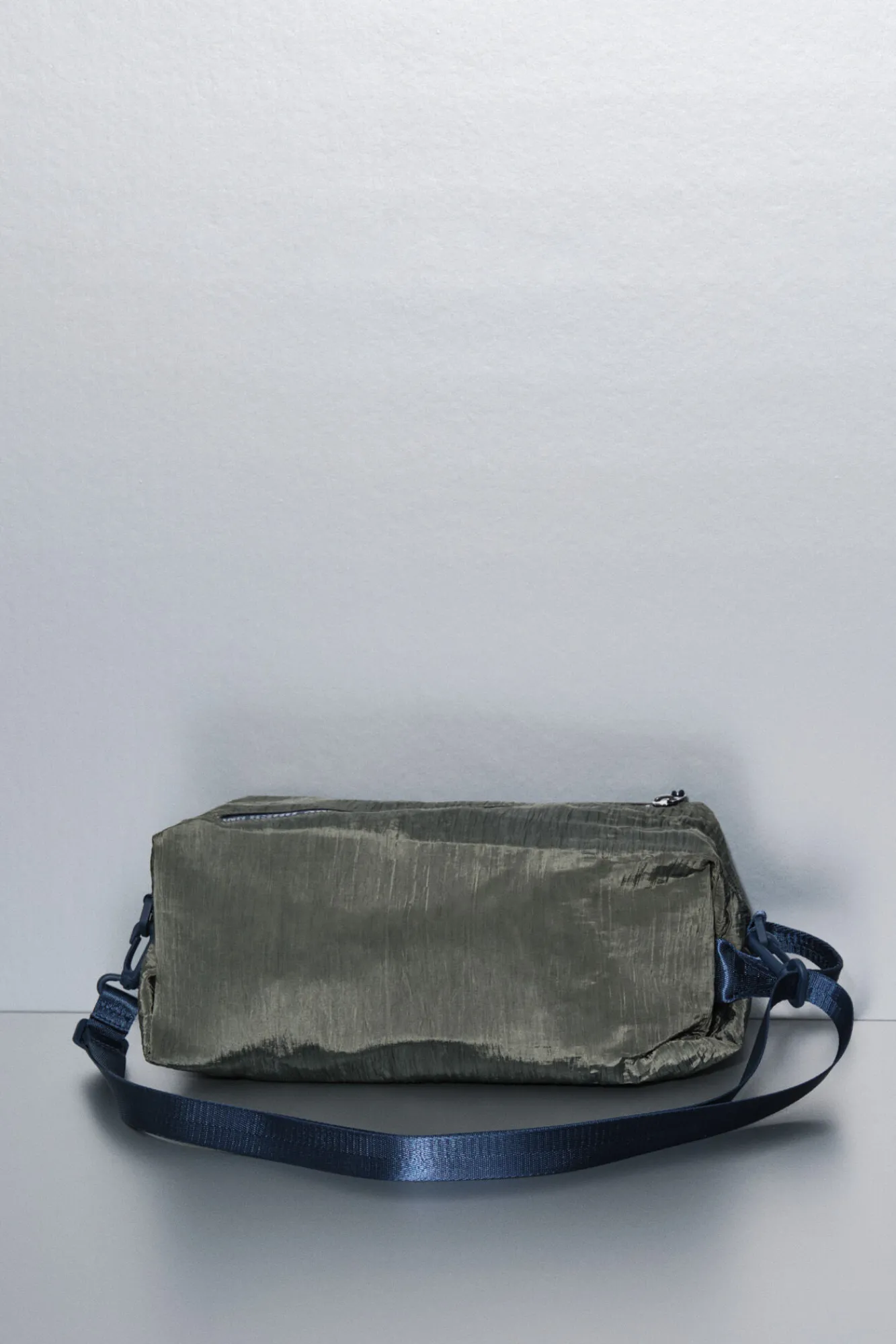 Dash and Stars Bolso bandolera nylon kaki satinado