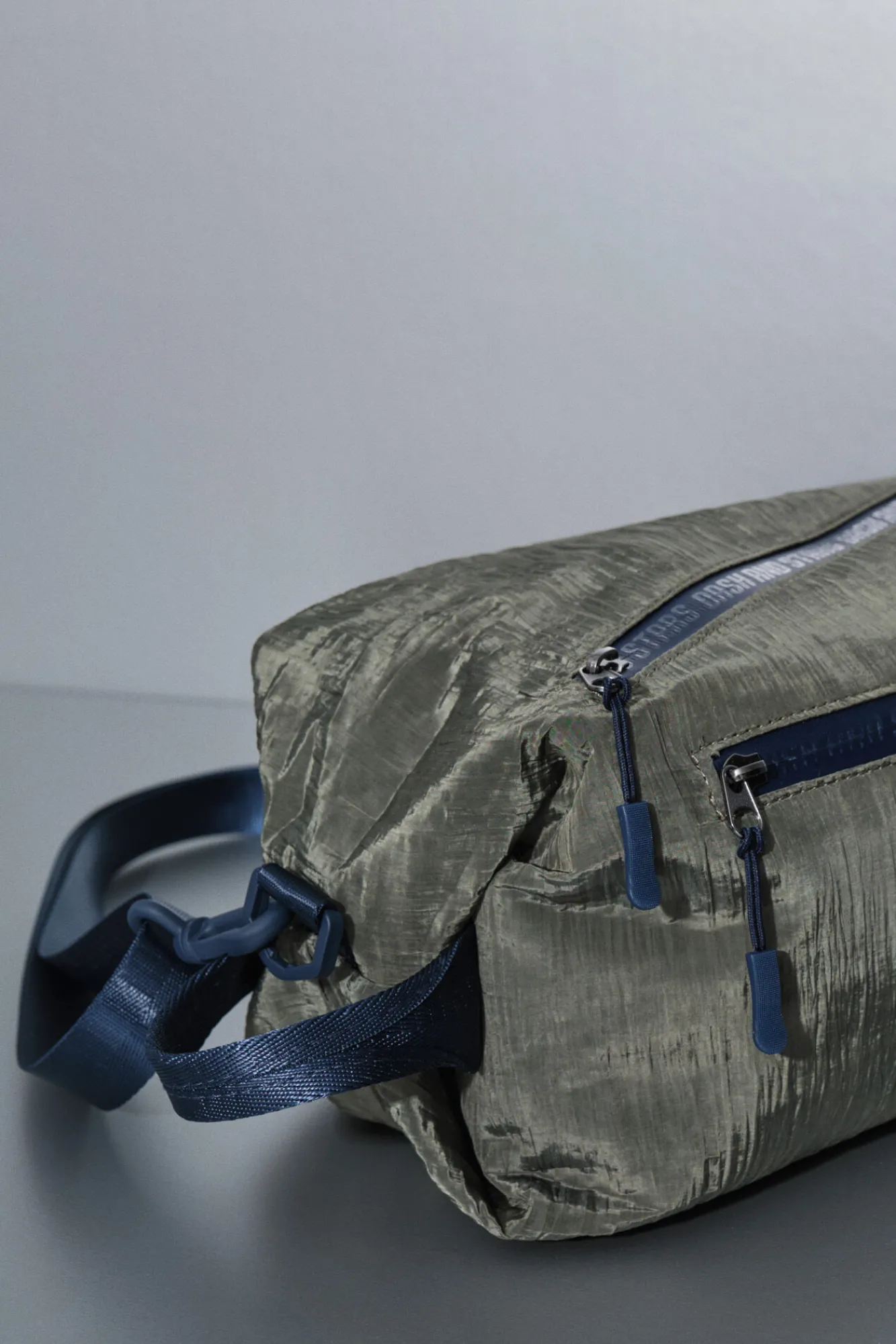 Dash and Stars Bolso bandolera nylon kaki satinado