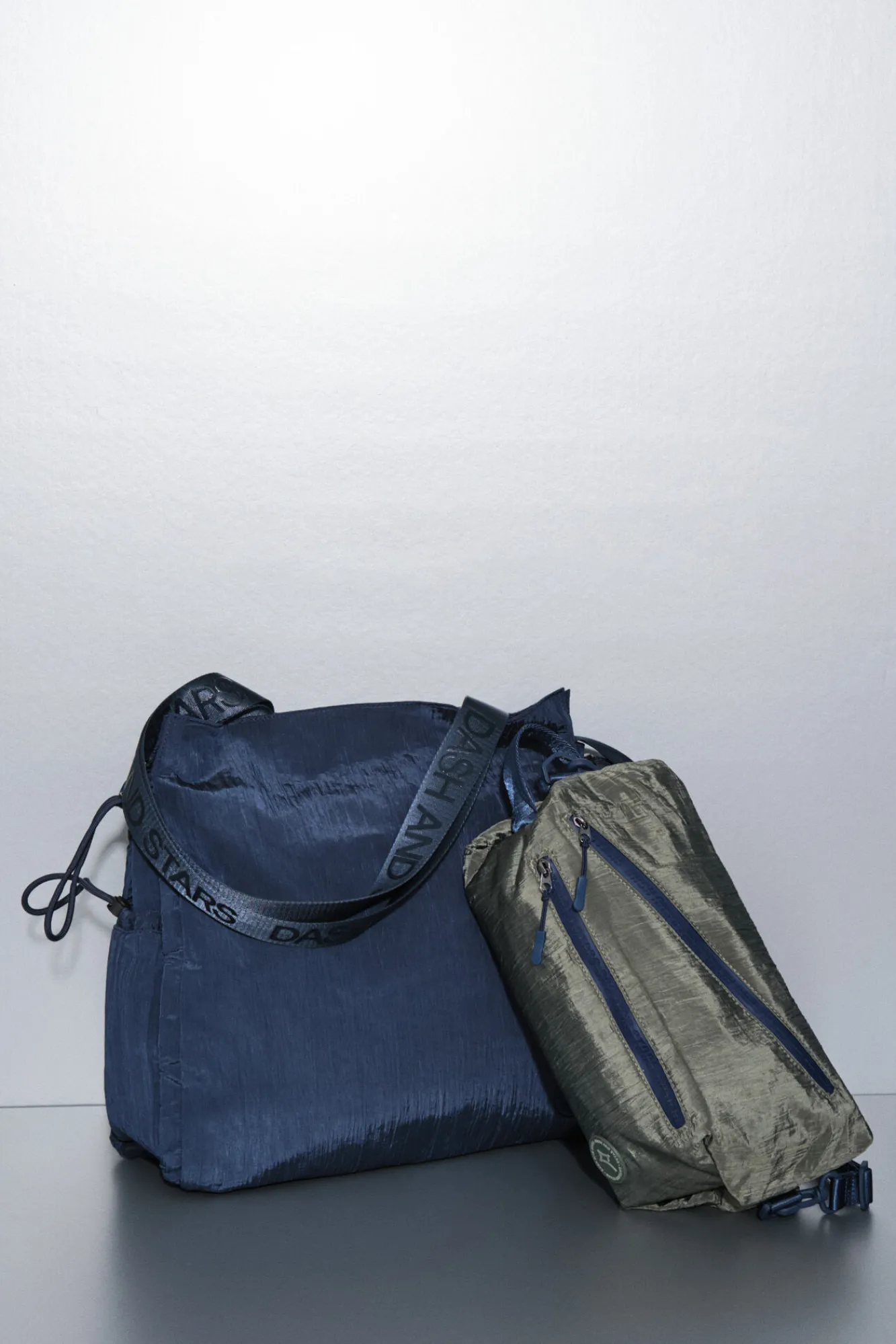 Dash and Stars Bolso bandolera nylon kaki satinado