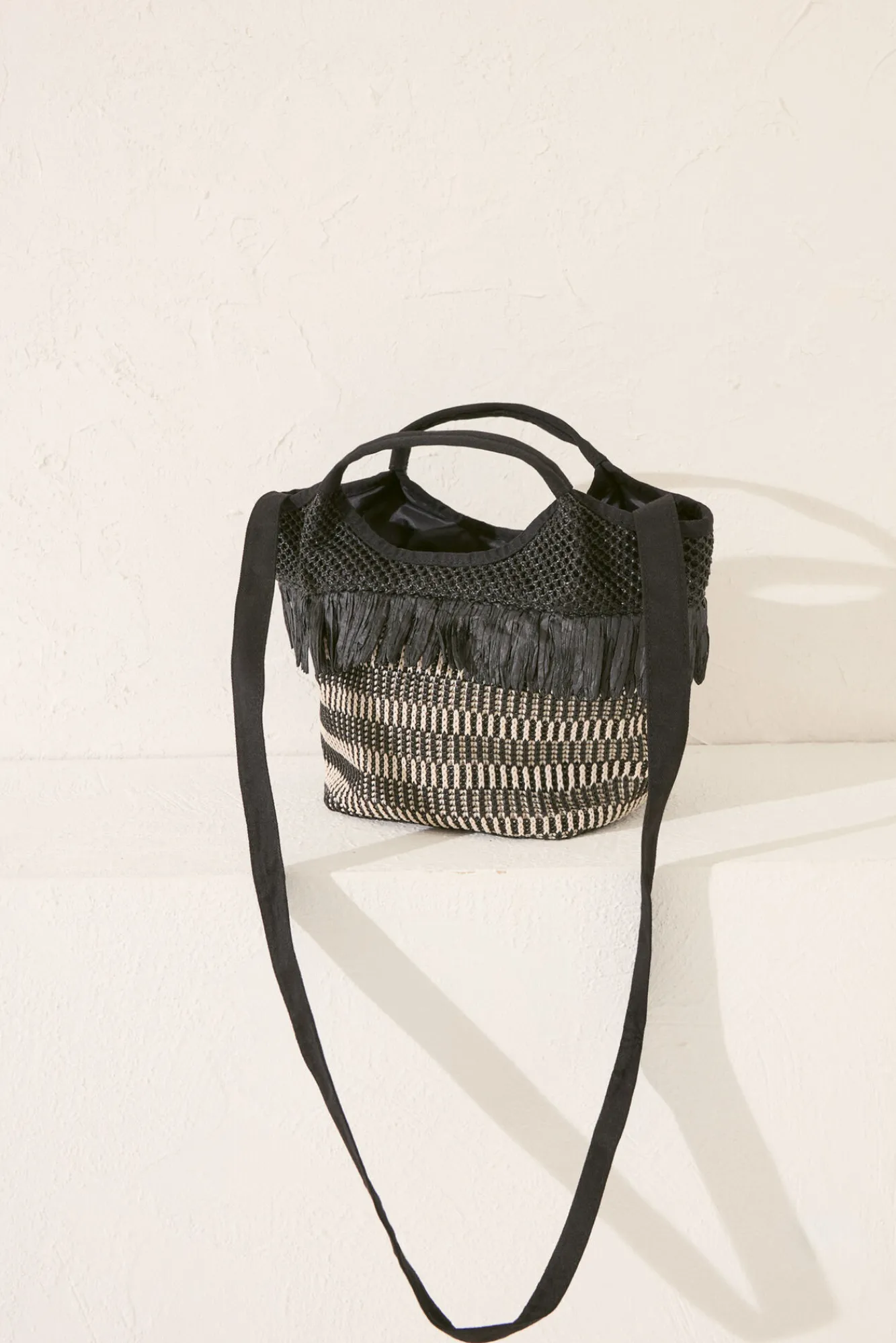 Women'secret Bolso mediano rafia flecos negro
