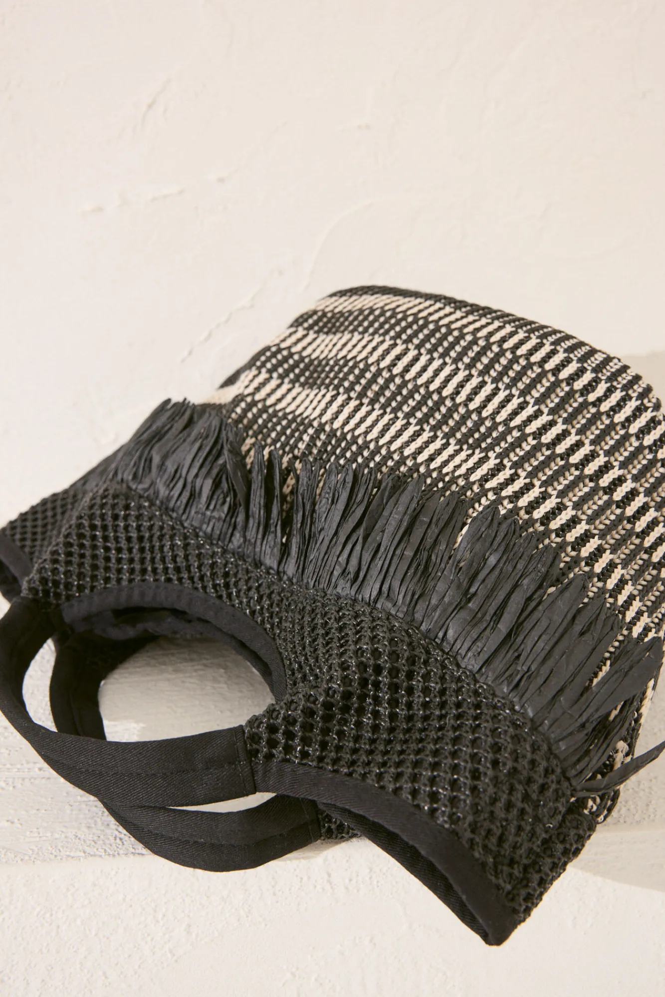 Women'secret Bolso mediano rafia flecos negro