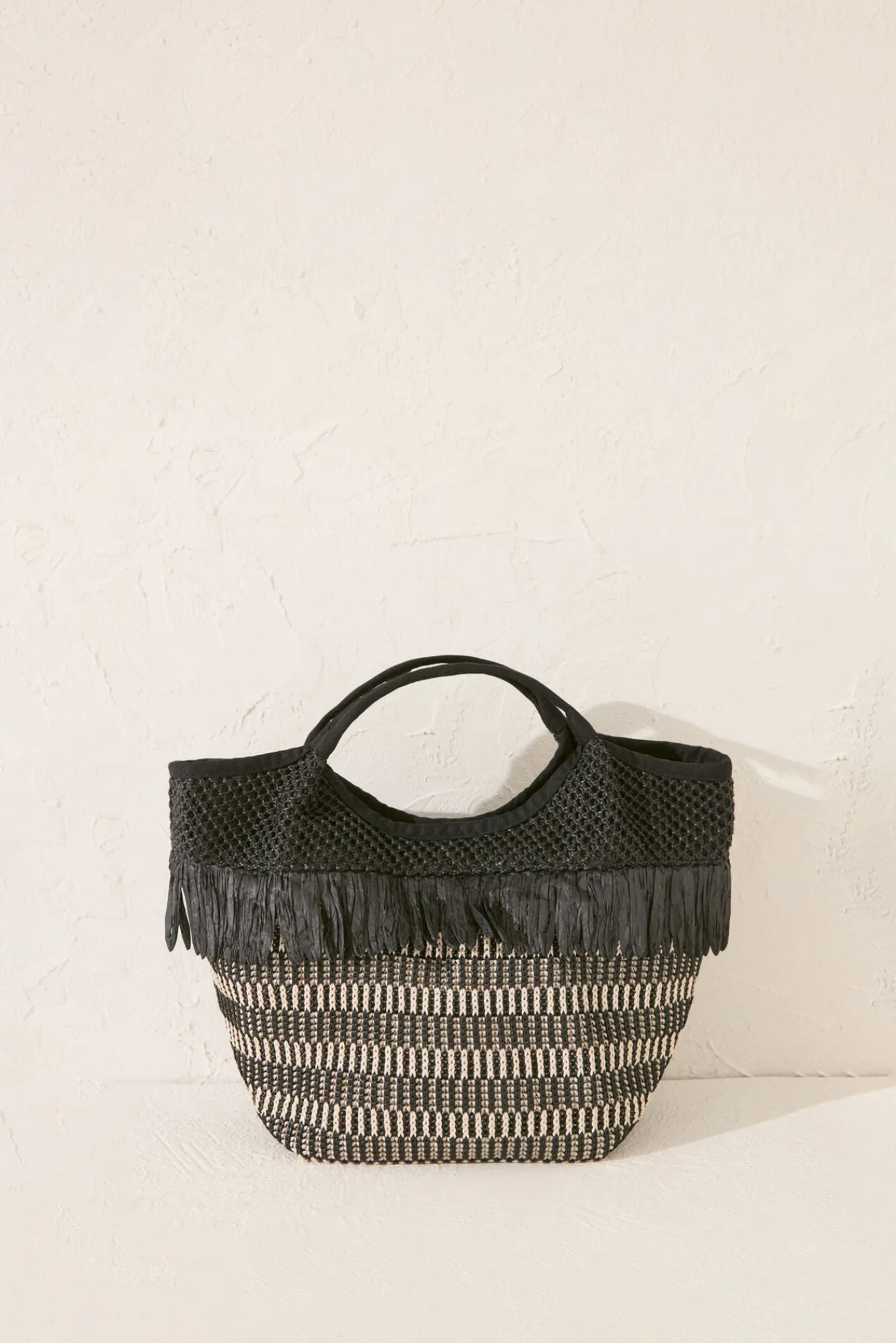 Women'secret Bolso mediano rafia flecos negro