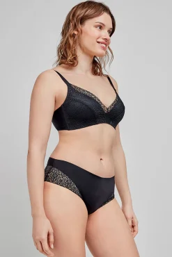 Gisela Braga alta encaje negra