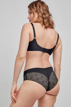 Gisela Braga alta encaje negra