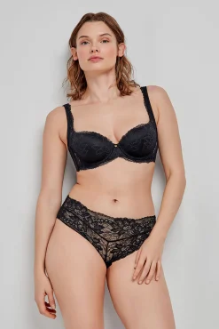 Gisela Braga bóxer brasileña encaje negra