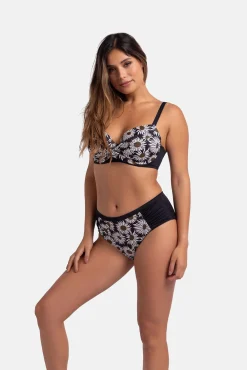 Dorina Braga de bikini media clásica estampada