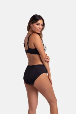 Dorina Braga de bikini media clásica estampada