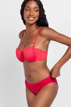 Dorina Braga de bikini rosa