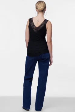 Pieces Camiseta básica .Detalle lencero en el escote y tirantes.