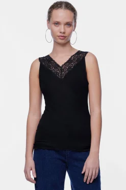 Pieces Camiseta básica .Detalle lencero en el escote y tirantes.