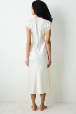 Penti Camisón corto satinado crema