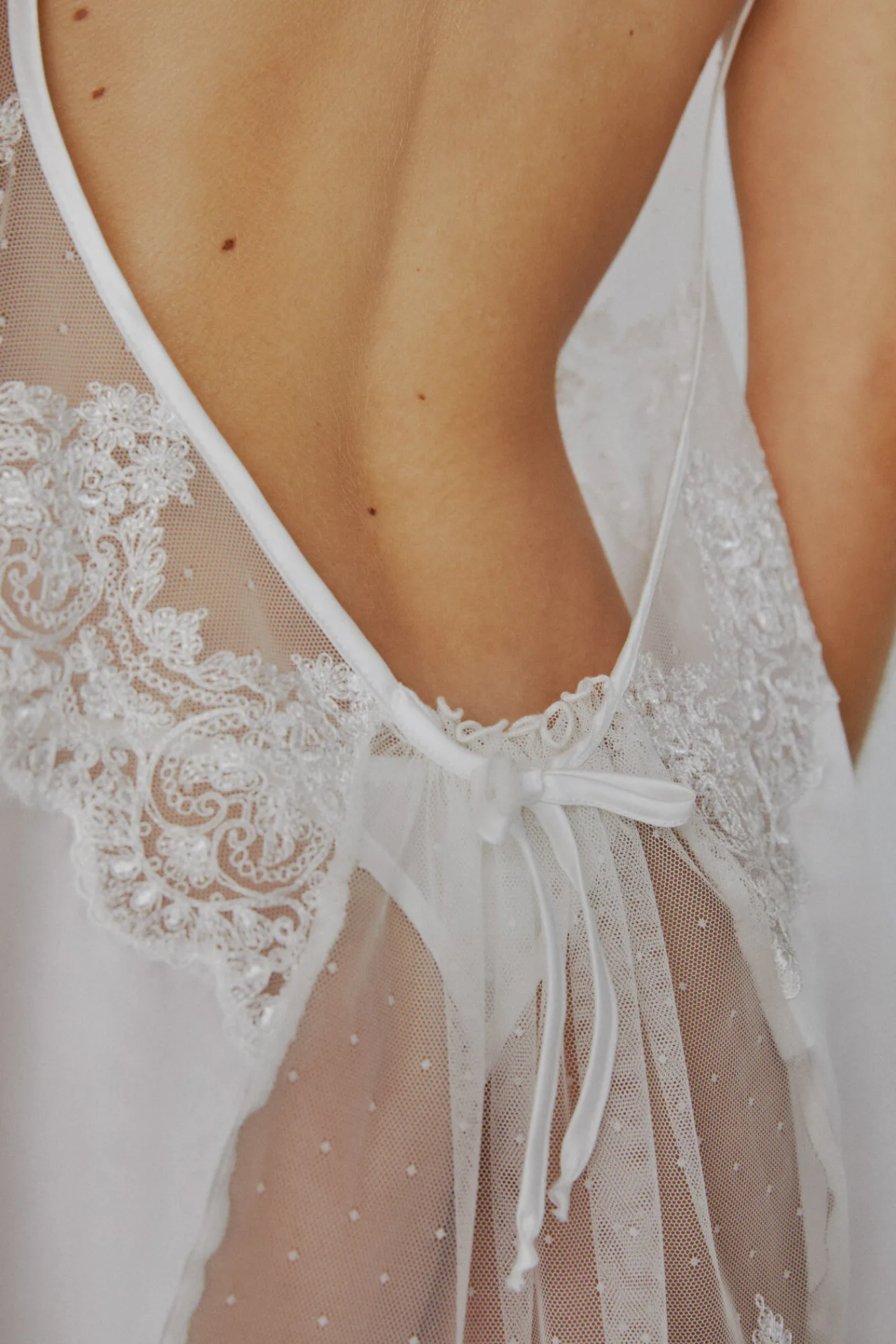 Ivette Bridal Camisón de satén con tanga en blanco