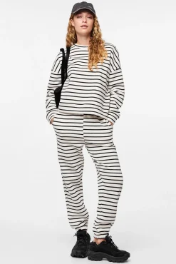 Pieces Cotton sweatshirt with striped print. Closed collar and long sleeves. Soft texture.