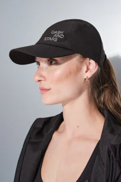 Dash and Stars Gorra técnica ajustable logo negra