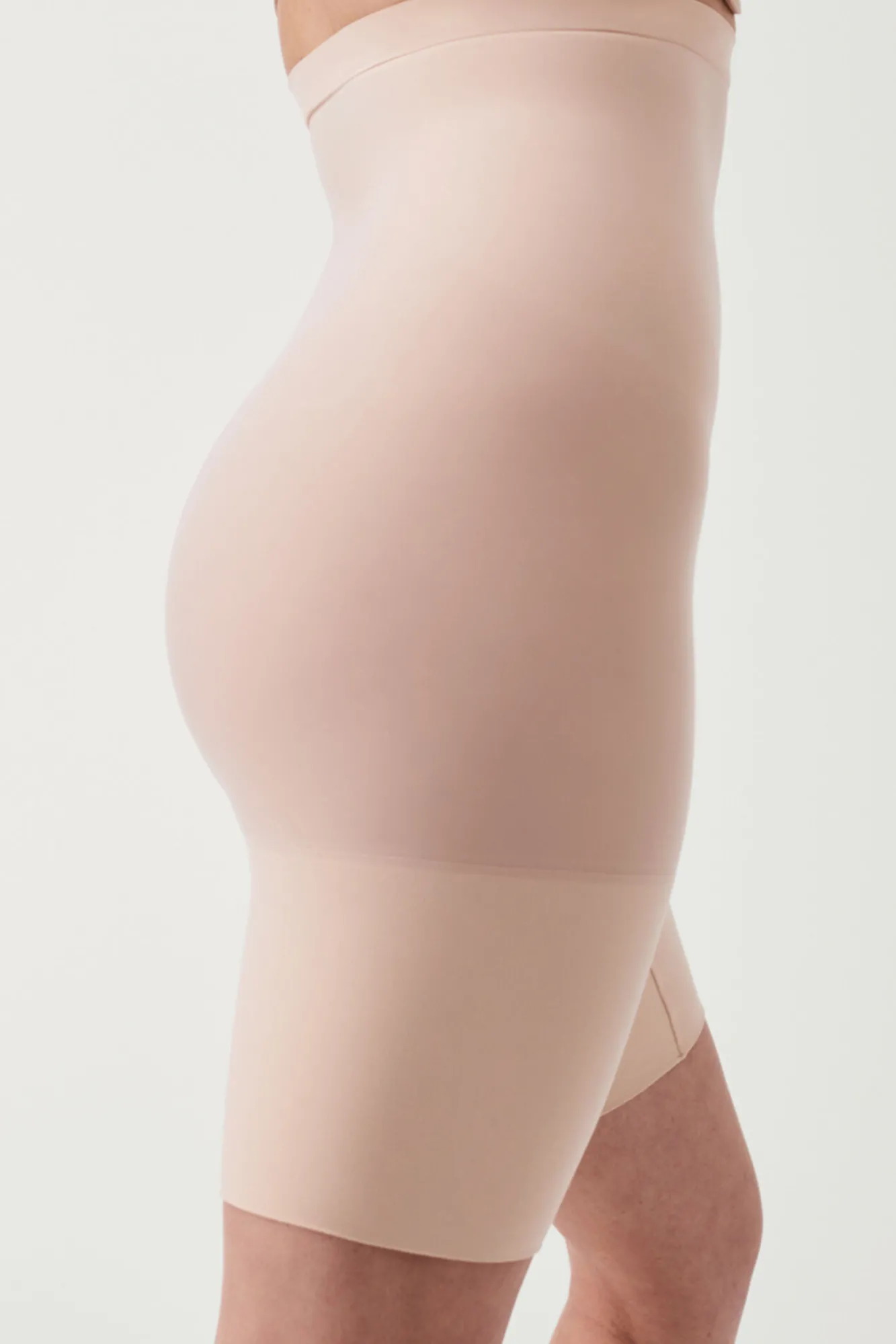 Spanx Pantalón corto a media pierna de talle alto .
