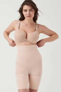 Spanx Pantalón corto a media pierna de talle alto .