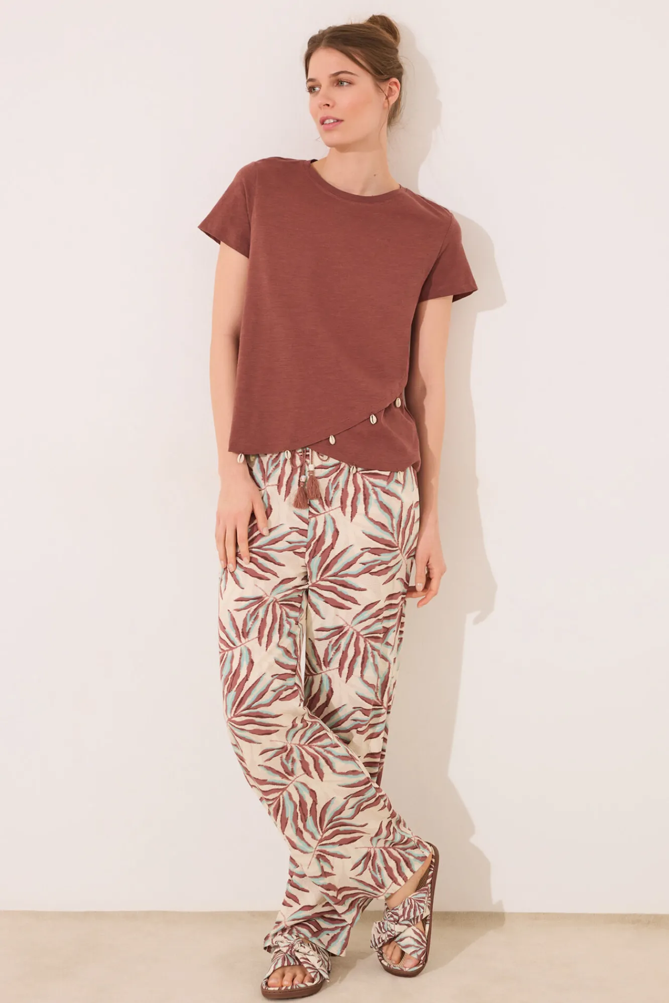 Women'secret Pantalón largo estampado hojas marrón