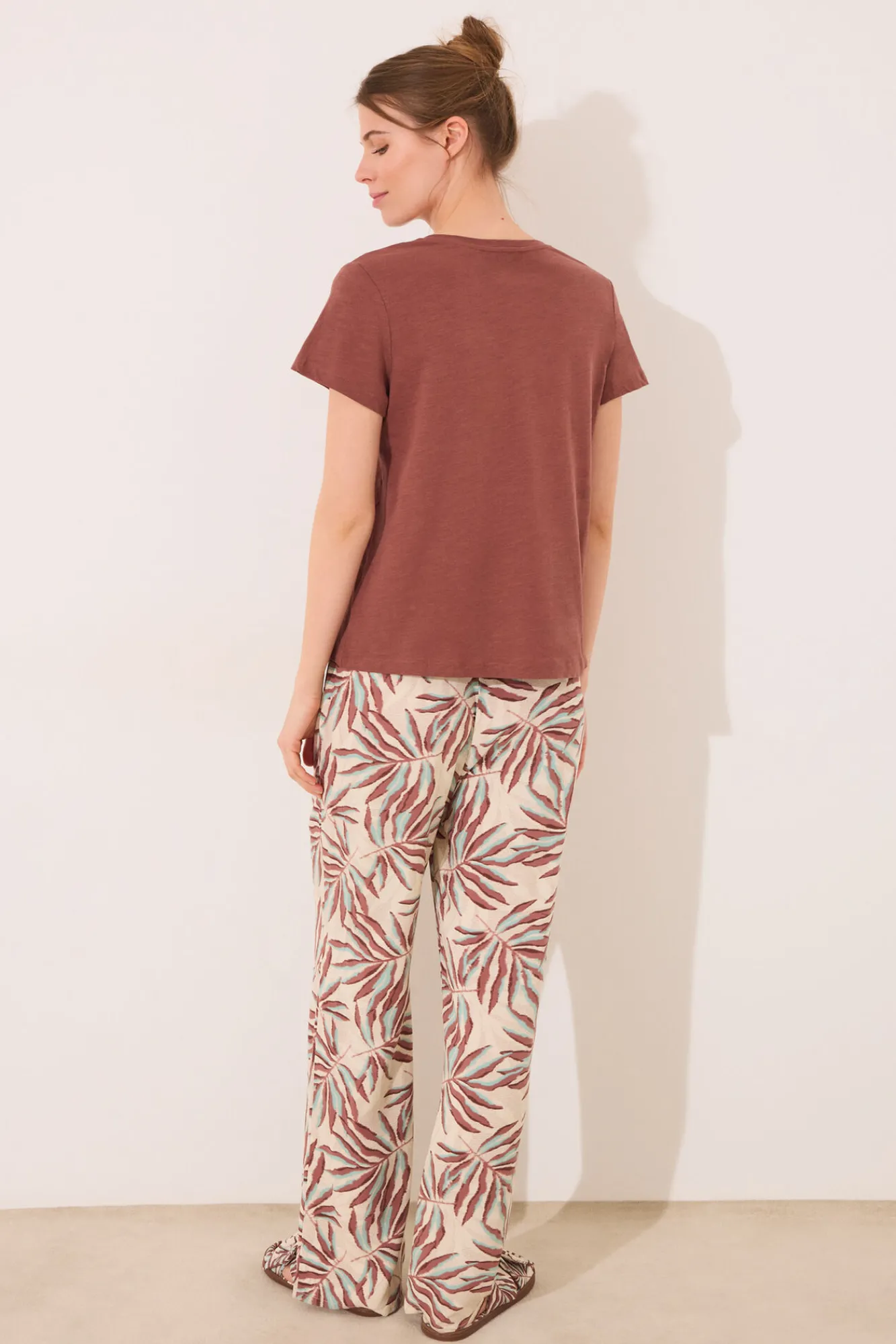 Women'secret Pantalón largo estampado hojas marrón