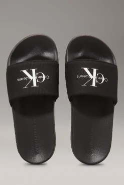 Calvin Klein Sandalias slides con logo grabado.