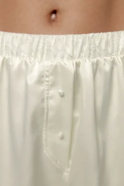 Black Limba Short satinado con encaje Ida Gardenia