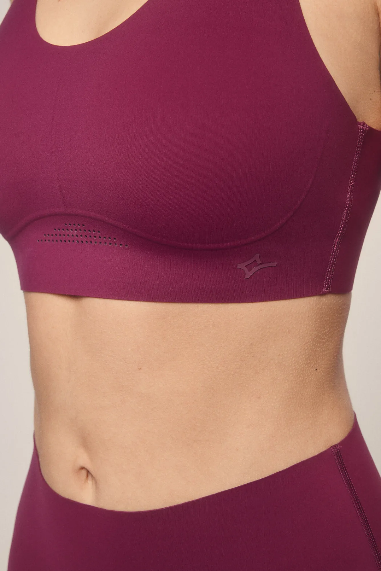 Dash and Stars Sujetador deportivo COMPRESSIVE granate logo