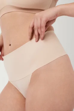 Spanx Tanga moldeador invisible café au lait