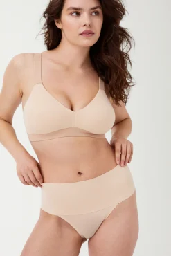 Spanx Tanga moldeador invisible café au lait